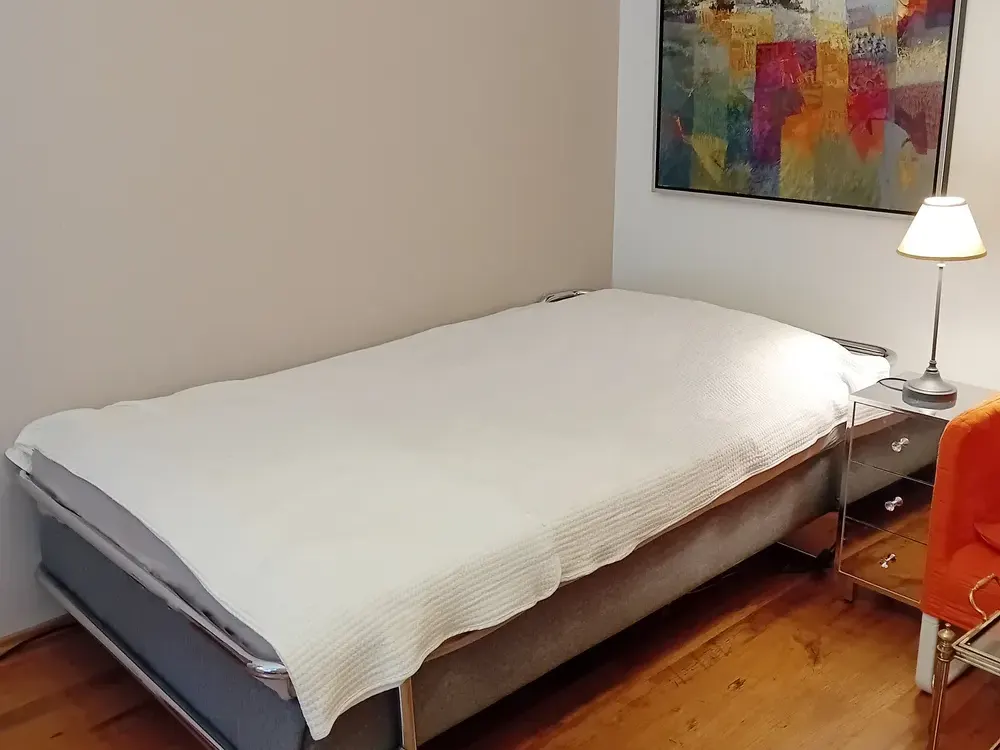 Large Room, Furnished, for Woman, Non-Smoker, Including Additional Costs