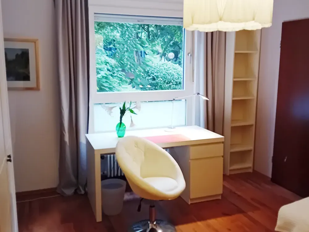 Large Room, Furnished, for Woman, Non-Smoker, Including Additional Costs