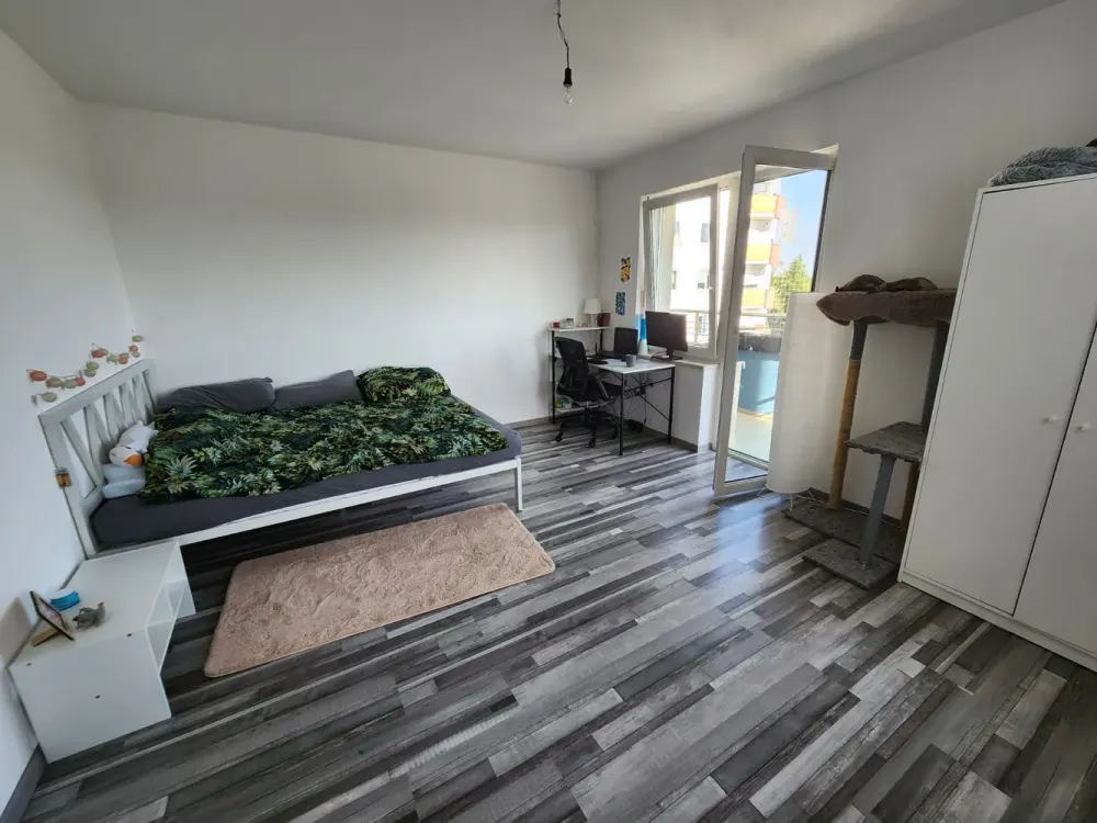 2-Room Apartment with Fitted Kitchen & Balcony in Munich-Moosach, from 01.10