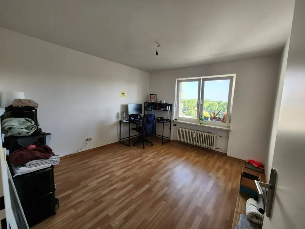 2-Room Apartment with Fitted Kitchen & Balcony in Munich-Moosach, from 01.10