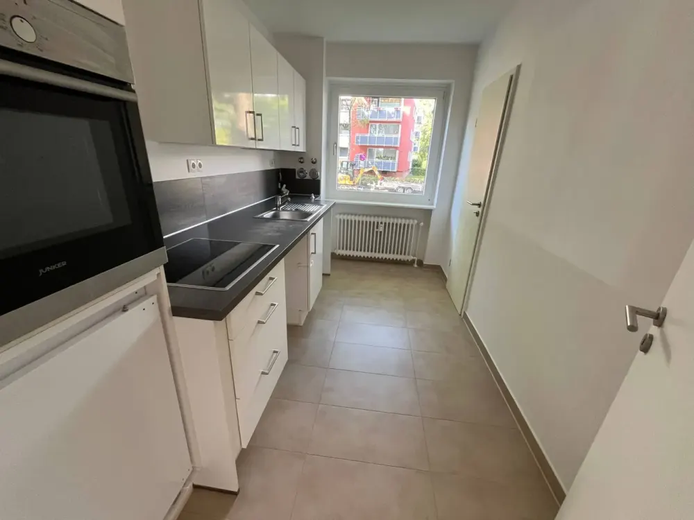 Beautiful 3-Room Apartment with Built-In Kitchen in Pinneberg