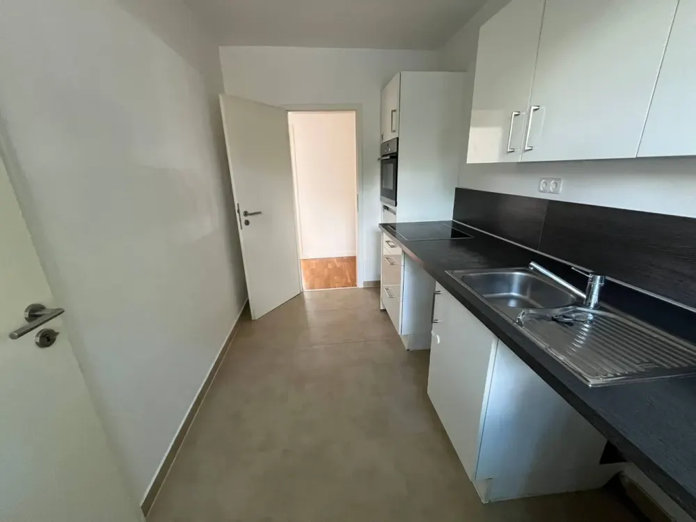 Beautiful 3-Room Apartment with Built-In Kitchen in Pinneberg