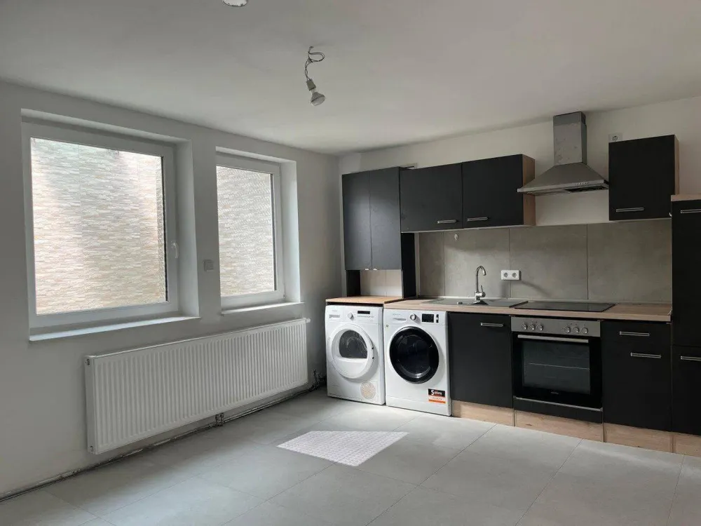 Freshly Renovated 2-Room Apartment, 39 m², Stuttgart-Feuerbach - Bright & Well Connected