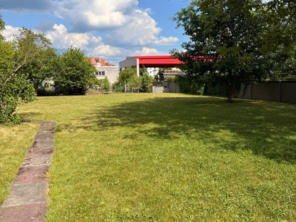 Space to live... Spacious 5-room apartment on the upper floor with balcony, garage, large basement room and garden