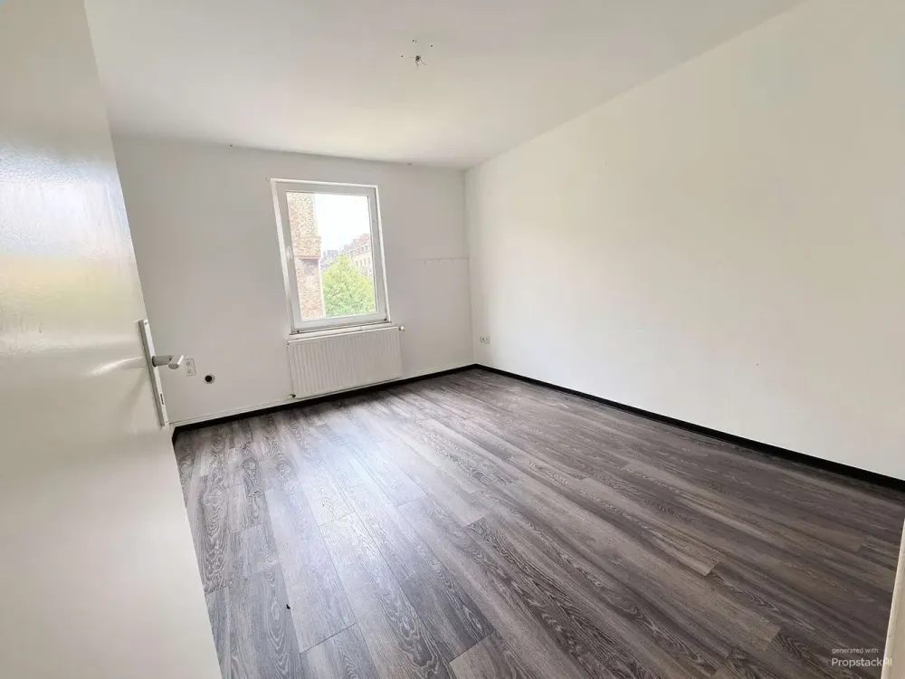 Bright 3-Room Apartment in Well-Maintained Residential Building