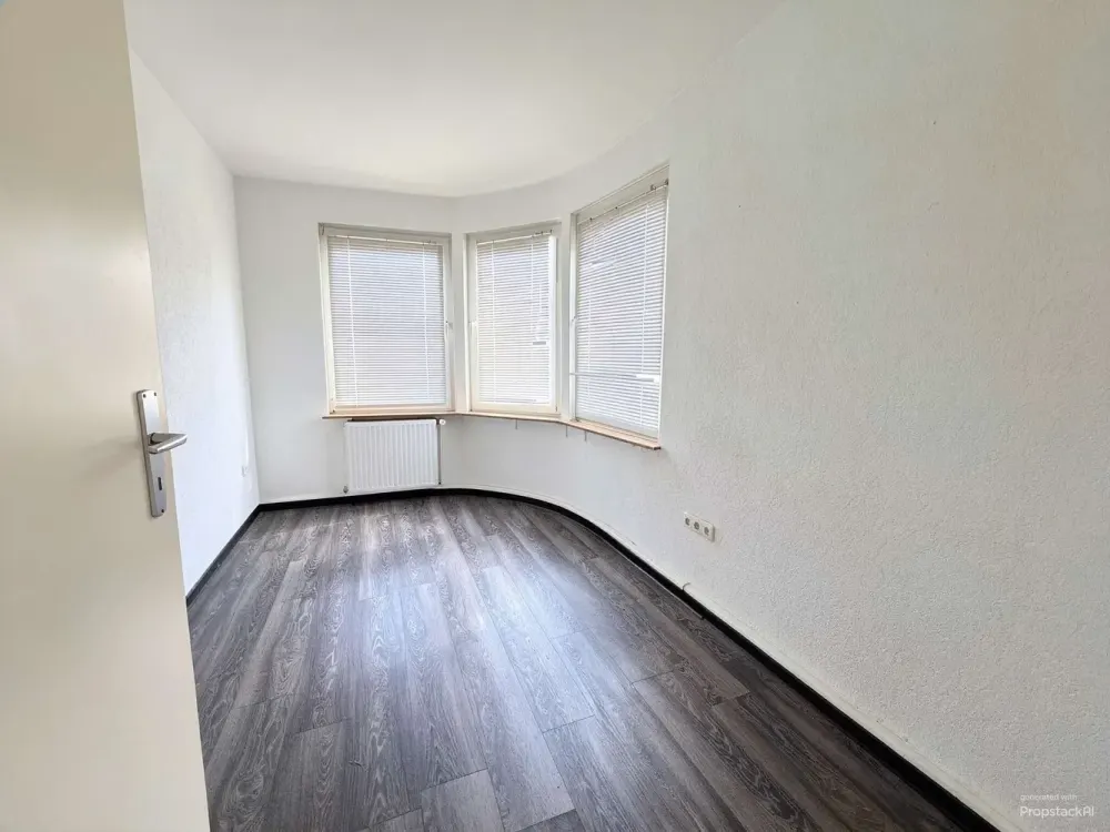 Bright 3-Room Apartment in Well-Maintained Residential Building