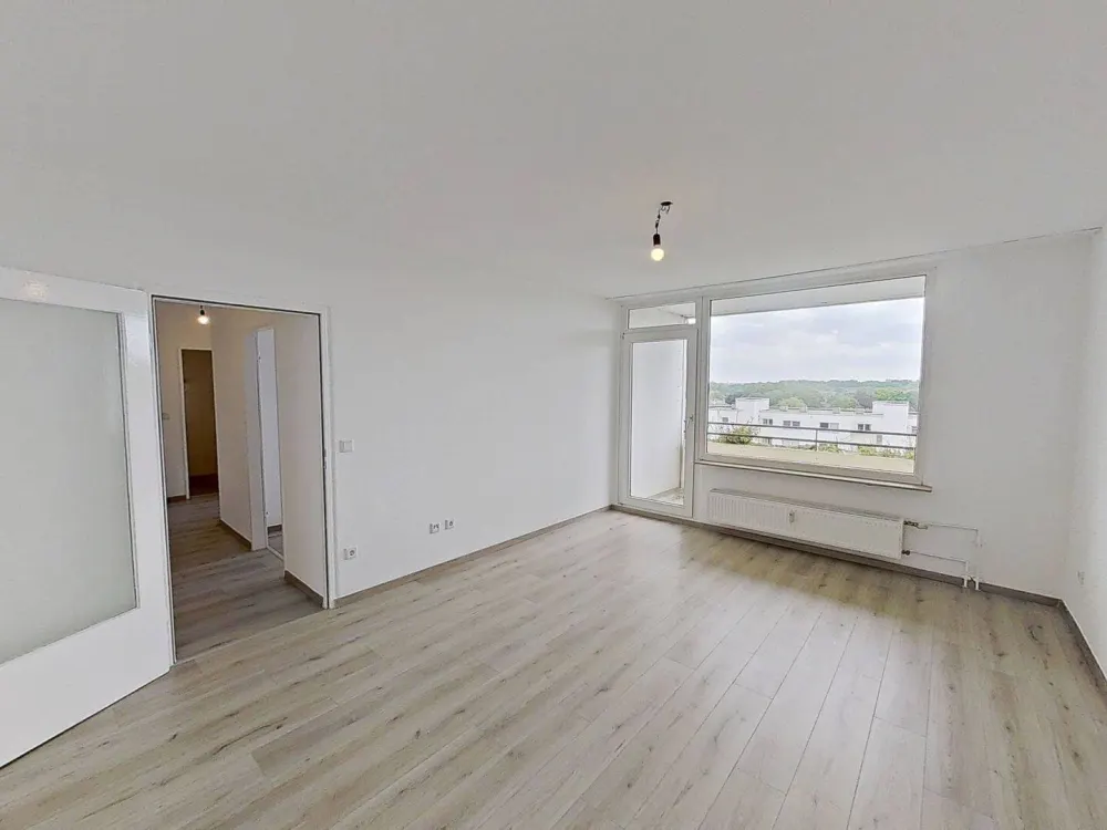 Pretty 2-Room Apartment with Modern Bathtub Bathroom, Large BALCONY & Great View