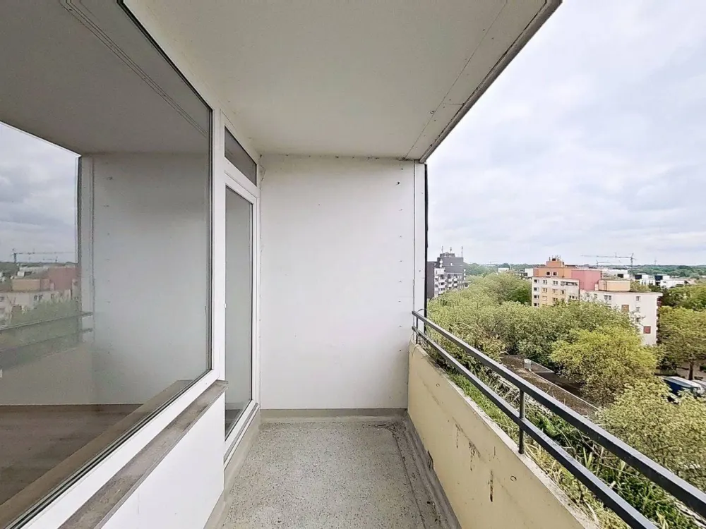 Pretty 2-Room Apartment with Modern Bathtub Bathroom, Large BALCONY & Great View