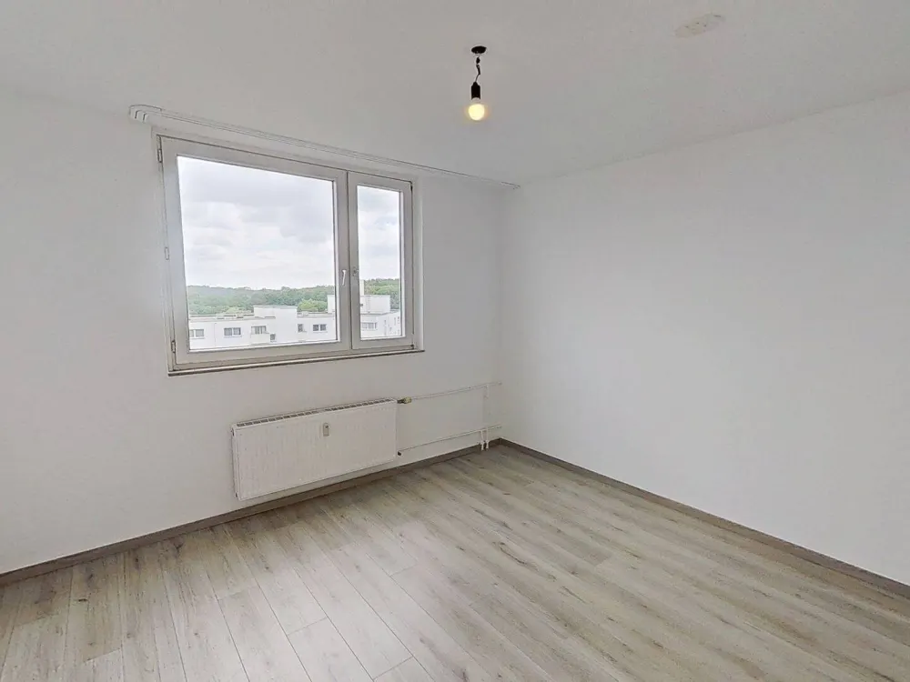 Pretty 2-Room Apartment with Modern Bathtub Bathroom, Large BALCONY & Great View