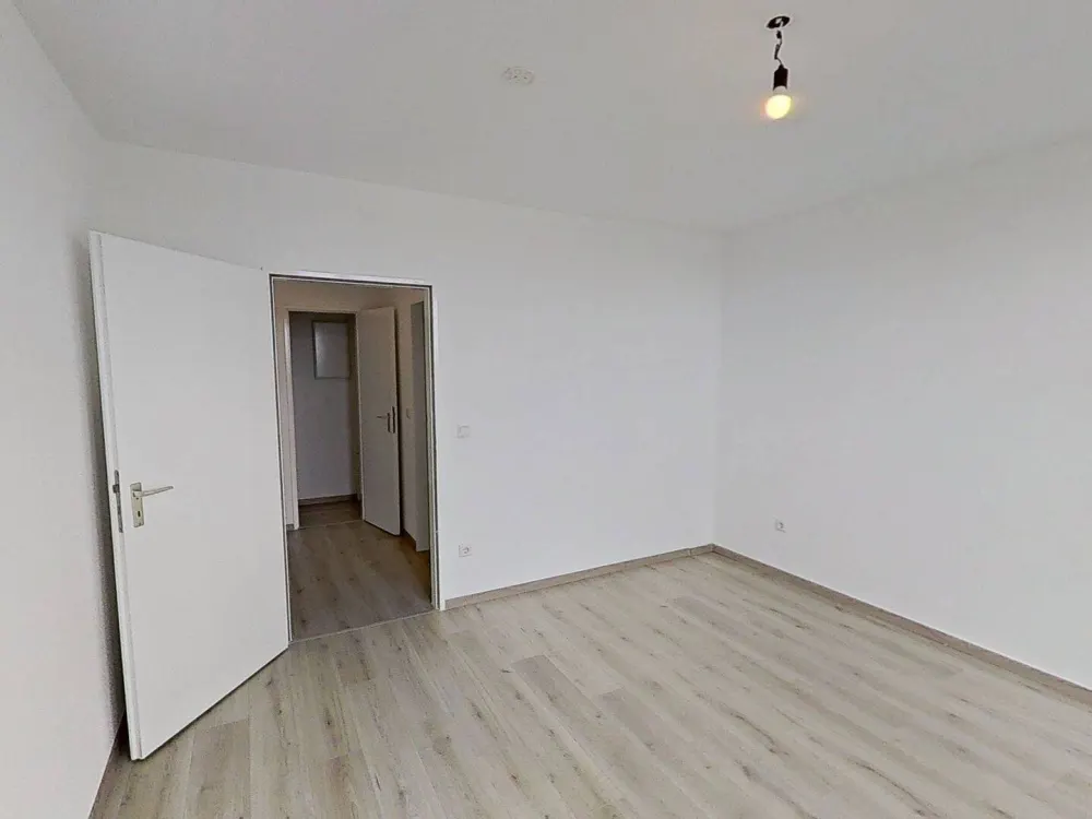 Pretty 2-Room Apartment with Modern Bathtub Bathroom, Large BALCONY & Great View