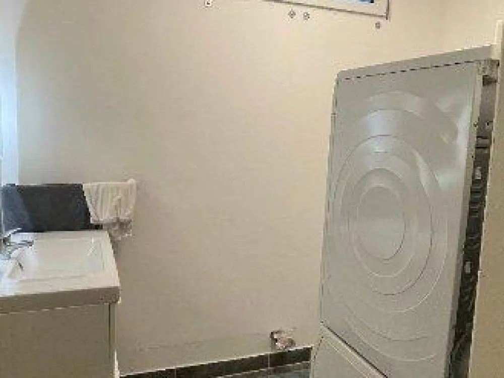 Shared Flat Room with Built-in Kitchen, Washing Machine and Dryer
