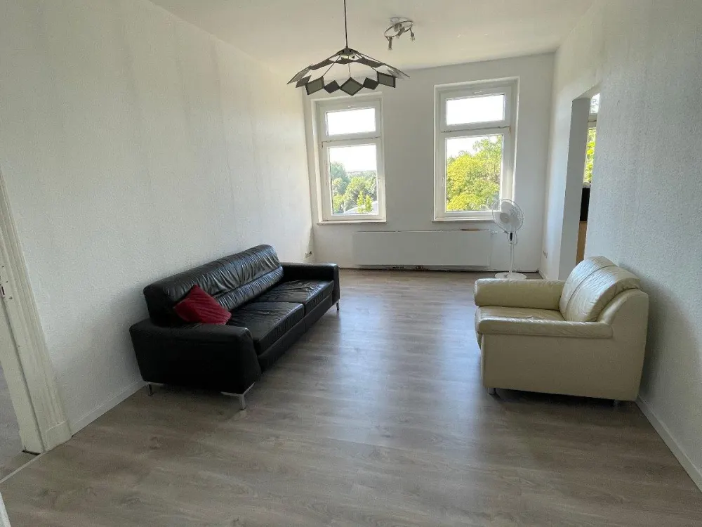 Shared Flat Room with Built-in Kitchen, Washing Machine and Dryer