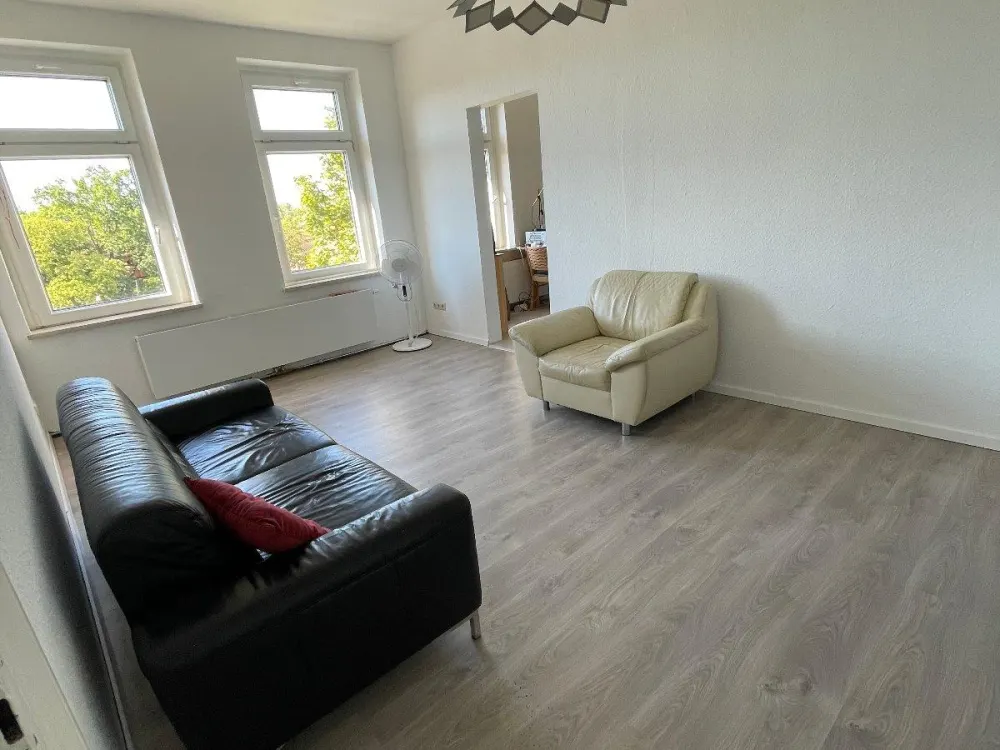Shared Flat Room with Built-in Kitchen, Washing Machine and Dryer