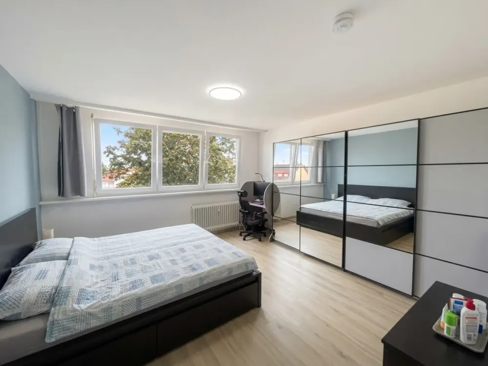 Space for the whole family: spacious 4-room apartment with balcony in Knielingen