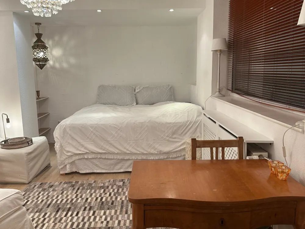 Rostocker Bahnhof Basement Apartment with Garden View in Villa