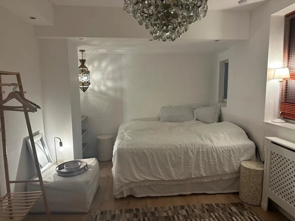 Rostocker Bahnhof Basement Apartment with Garden View in Villa