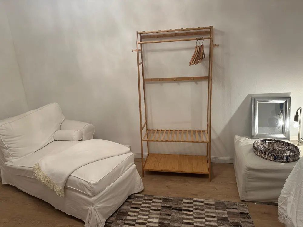Rostocker Bahnhof Basement Apartment with Garden View in Villa