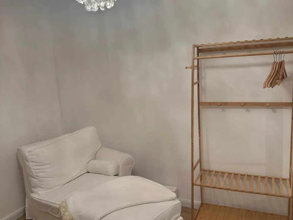 Rostocker Bahnhof Basement Apartment with Garden View in Villa