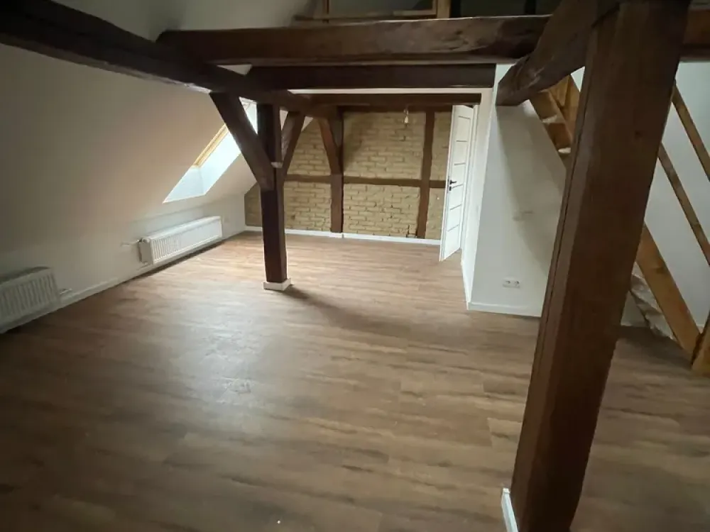 3-Zimmer-Maisonette-Wohnung mit Sichtbalken, Kaminanschluss, 2 Bädern, EBK, Terrasse/Garten