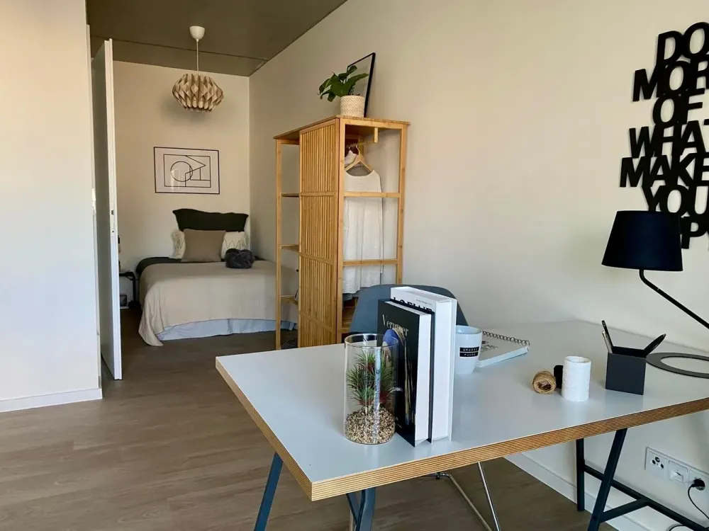 Exclusive for Students/Trainees - Bright Room in a 2-Person Shared Apartment