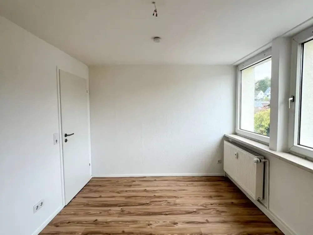 Bright Top-Floor Apartment with Built-In Kitchen - Near University and Kassel Clinic