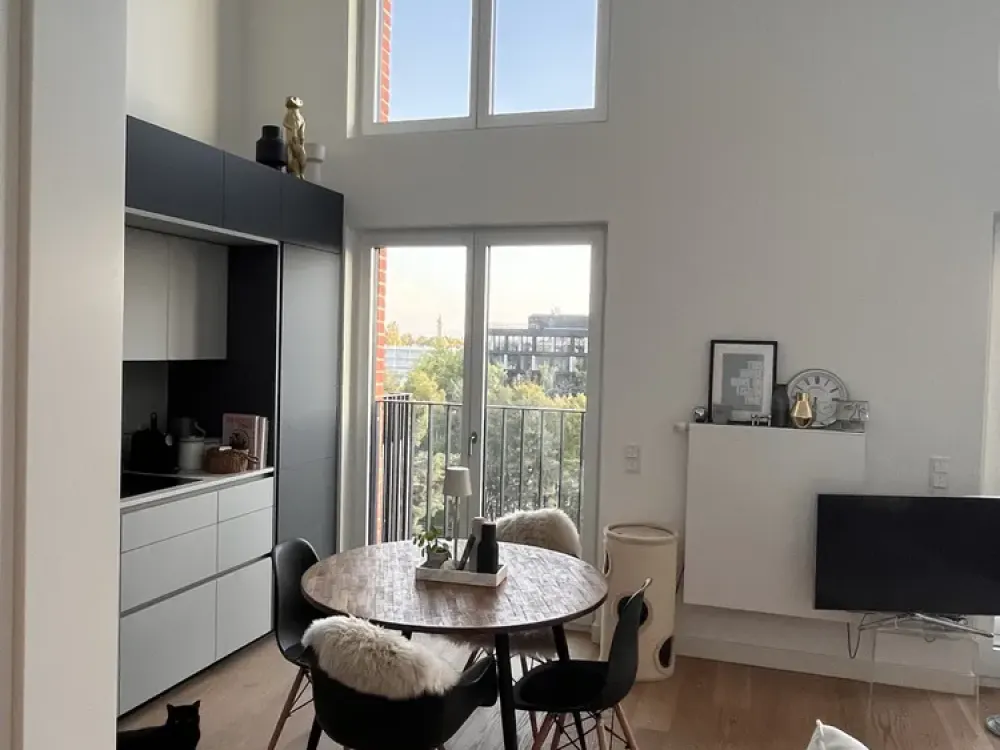 Modern 2-Room Apartment with Balcony and Fitted Kitchen in Werksviertel
