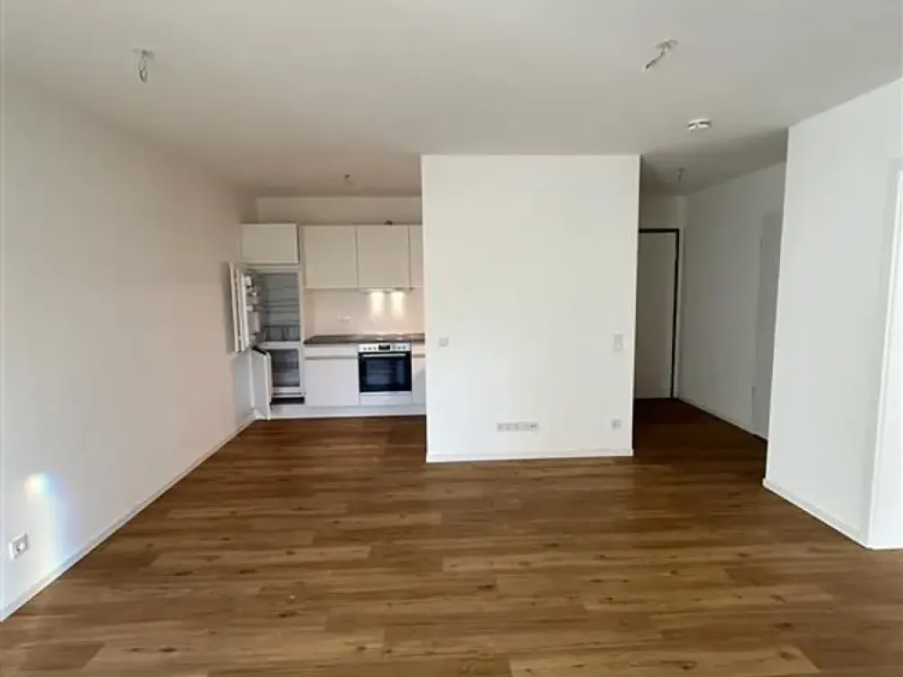 Modern 3-Room Ground Floor Apartment with Built-in Kitchen, Glazed Loggia and Cellar Included!