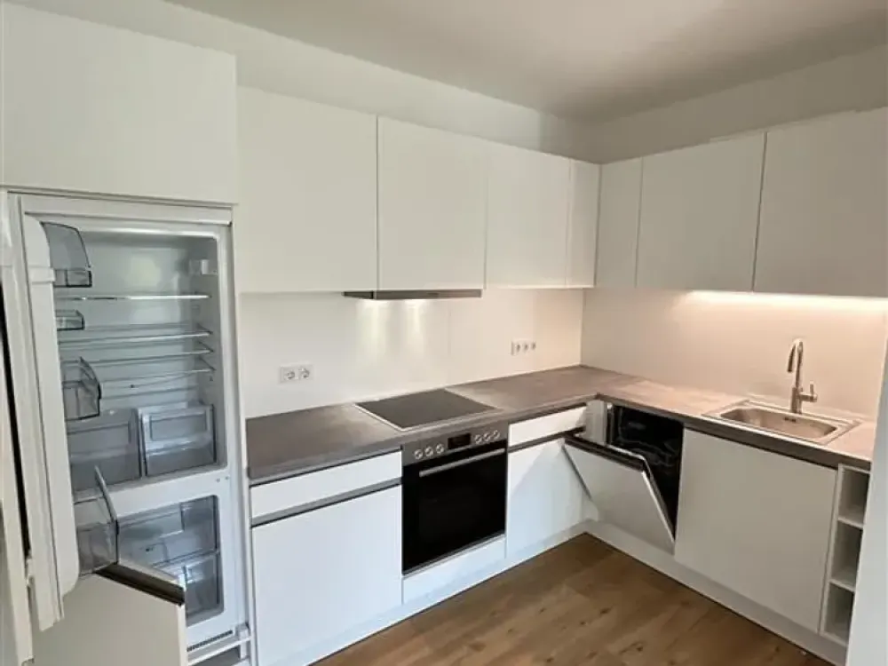Modern 3-Room Ground Floor Apartment with Built-in Kitchen, Glazed Loggia and Cellar Included!