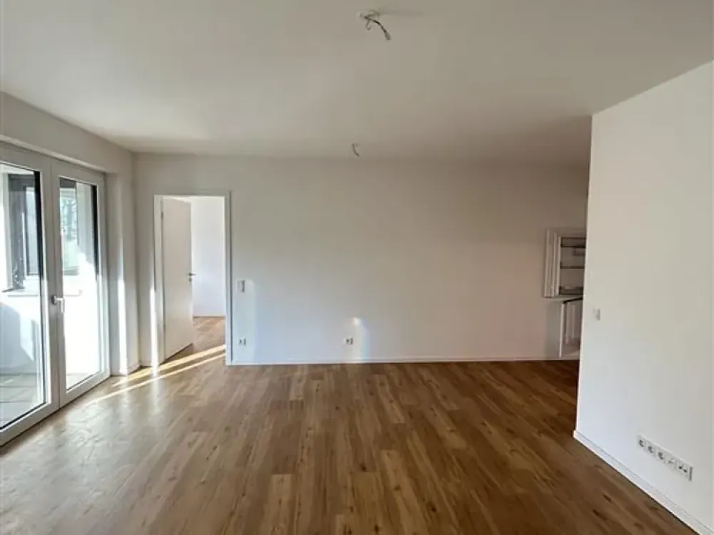 Modern 3-Room Ground Floor Apartment with Built-in Kitchen, Glazed Loggia and Cellar Included!