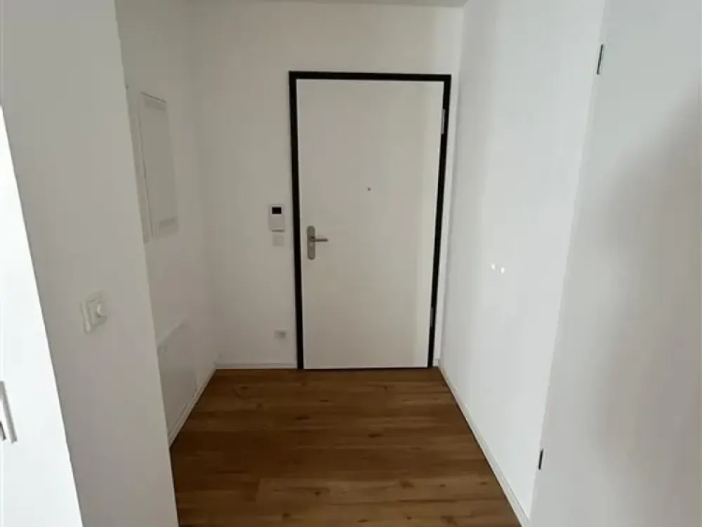 Modern 3-Room Ground Floor Apartment with Built-in Kitchen, Glazed Loggia and Cellar Included!