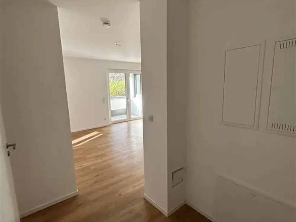 Modern 3-Room Ground Floor Apartment with Built-in Kitchen, Glazed Loggia and Cellar Included!