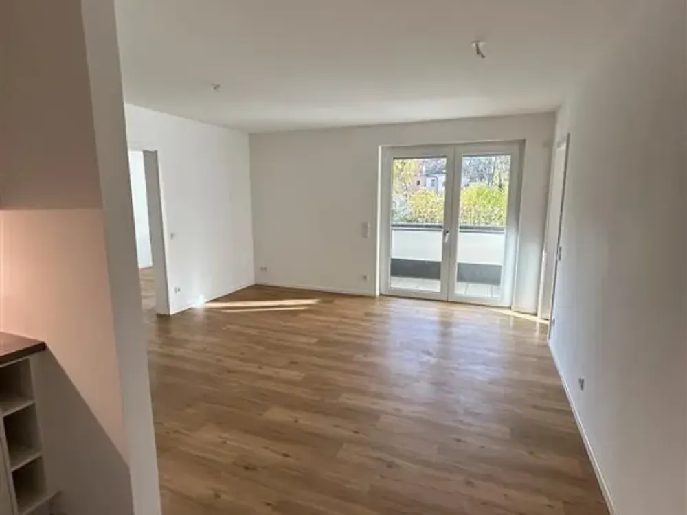 Modern 3-Room Ground Floor Apartment with Built-in Kitchen, Glazed Loggia and Cellar Included!
