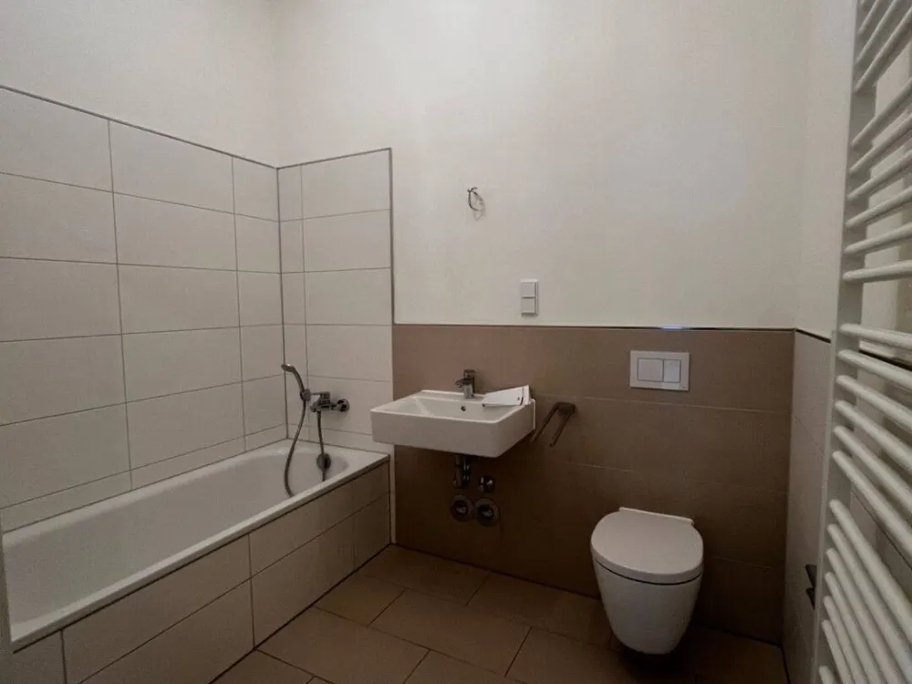 Bright 3-Room Apartment in Düsseldorf Bilk!
