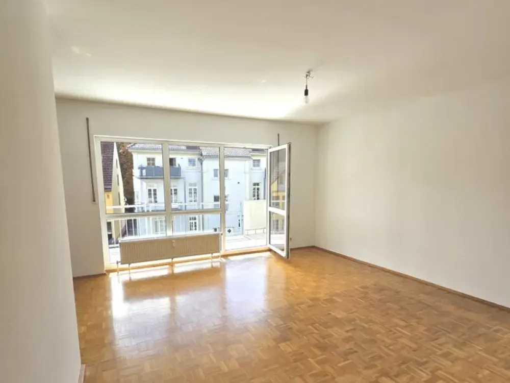 7581 - Renovated 2-Room Apartment with Balcony and Parking Space!