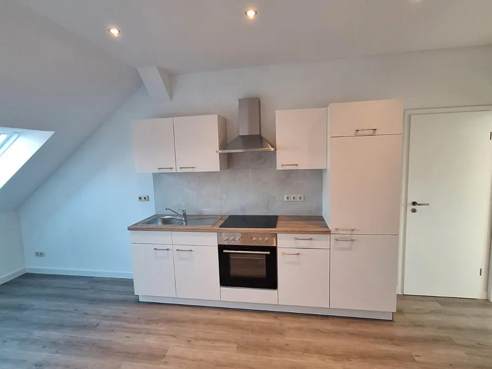 Erstbezug nach Sanierung | Moderne 2-Raum-Dachgeschosswohnung mit Einbauküche
