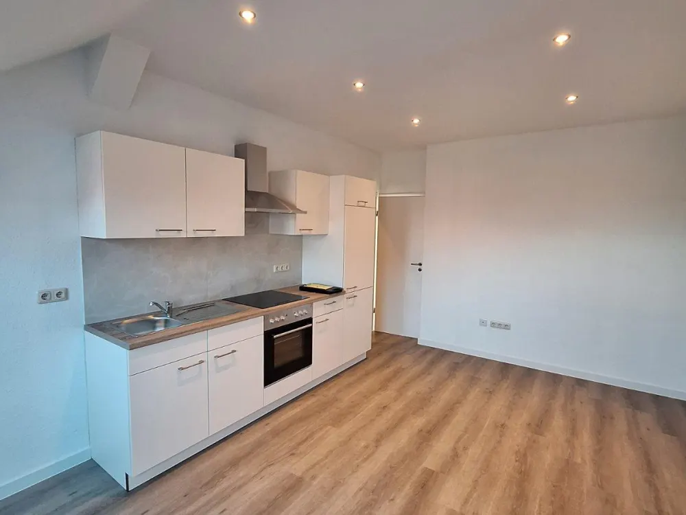 Erstbezug nach Sanierung | Moderne 2-Raum-Dachgeschosswohnung mit Einbauküche