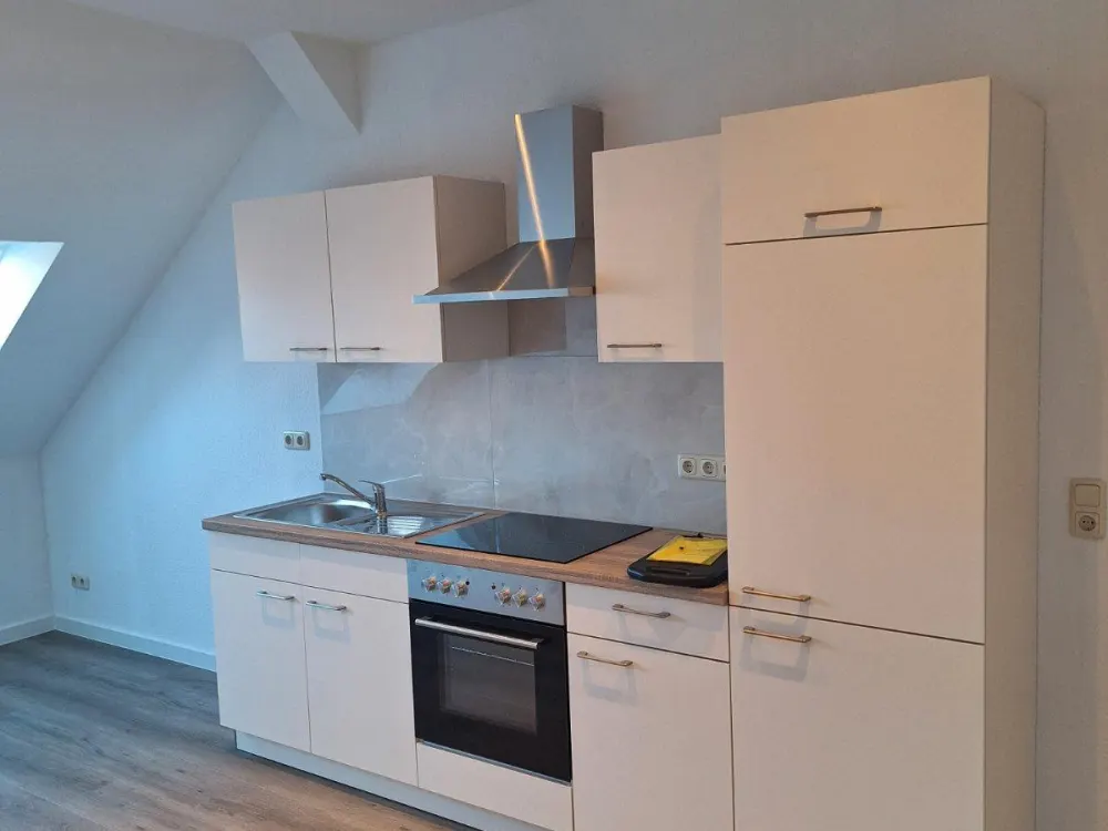 Erstbezug nach Sanierung | Moderne 2-Raum-Dachgeschosswohnung mit Einbauküche
