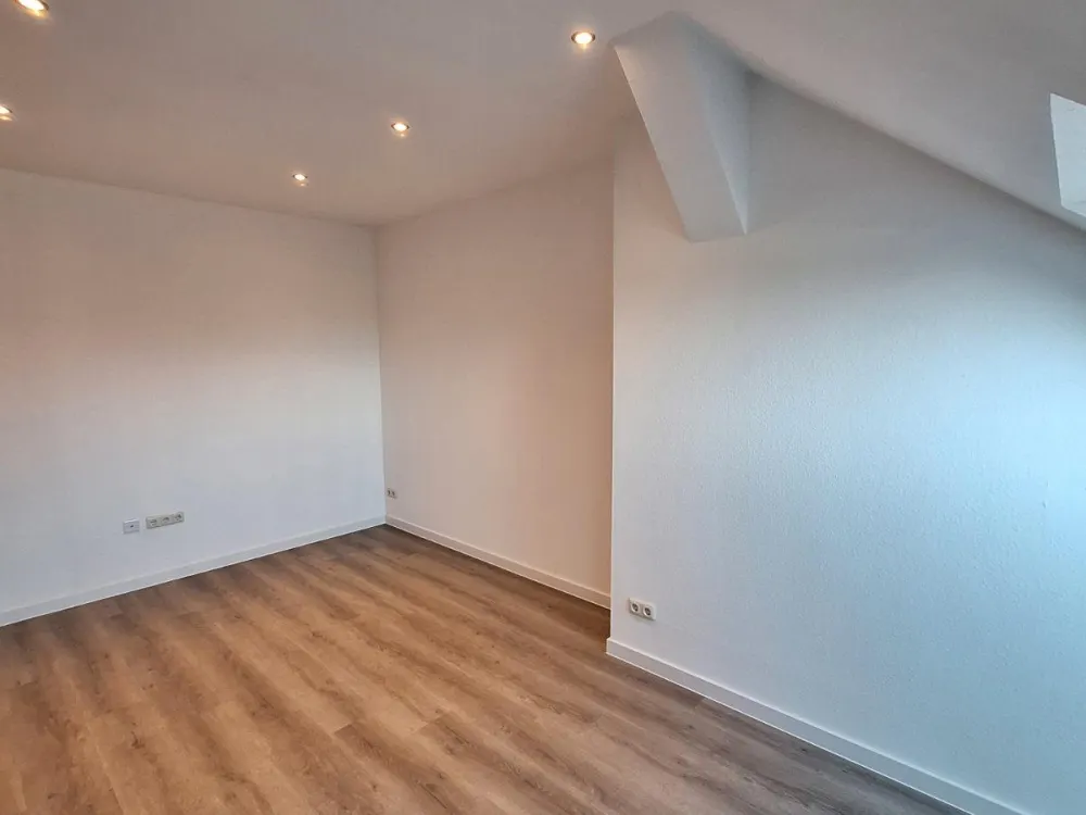 Erstbezug nach Sanierung | Moderne 2-Raum-Dachgeschosswohnung mit Einbauküche