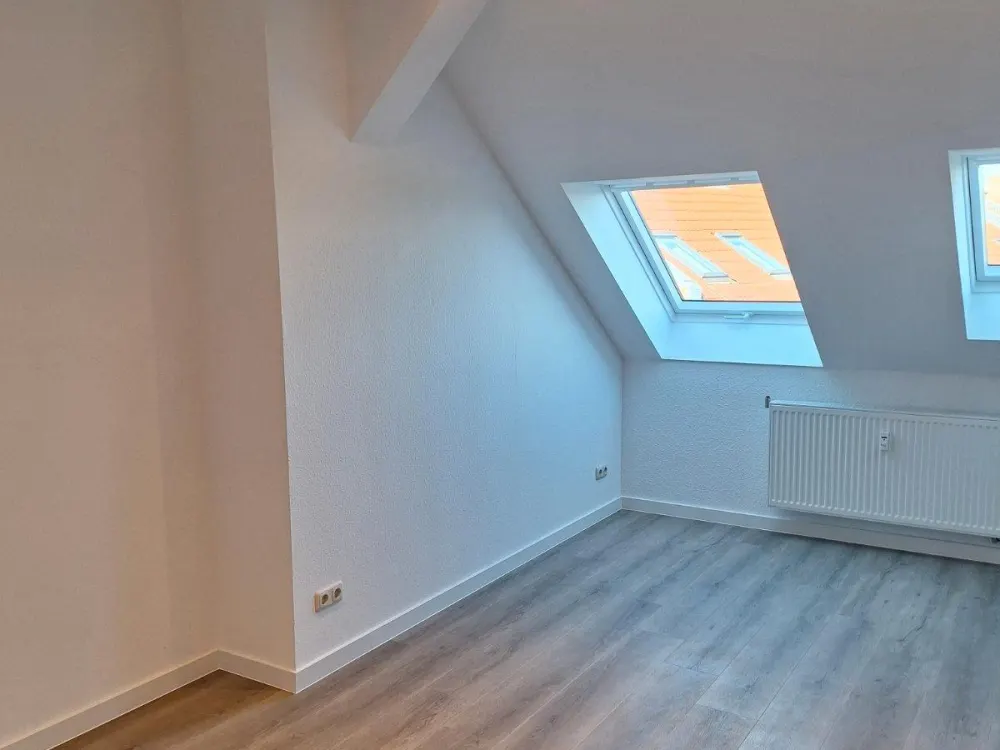 Erstbezug nach Sanierung | Moderne 2-Raum-Dachgeschosswohnung mit Einbauküche