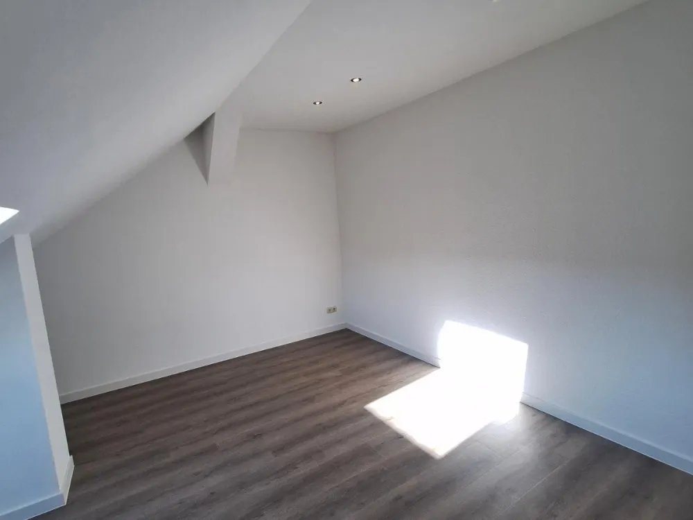 Erstbezug nach Sanierung | Moderne 2-Raum-Dachgeschosswohnung mit Einbauküche
