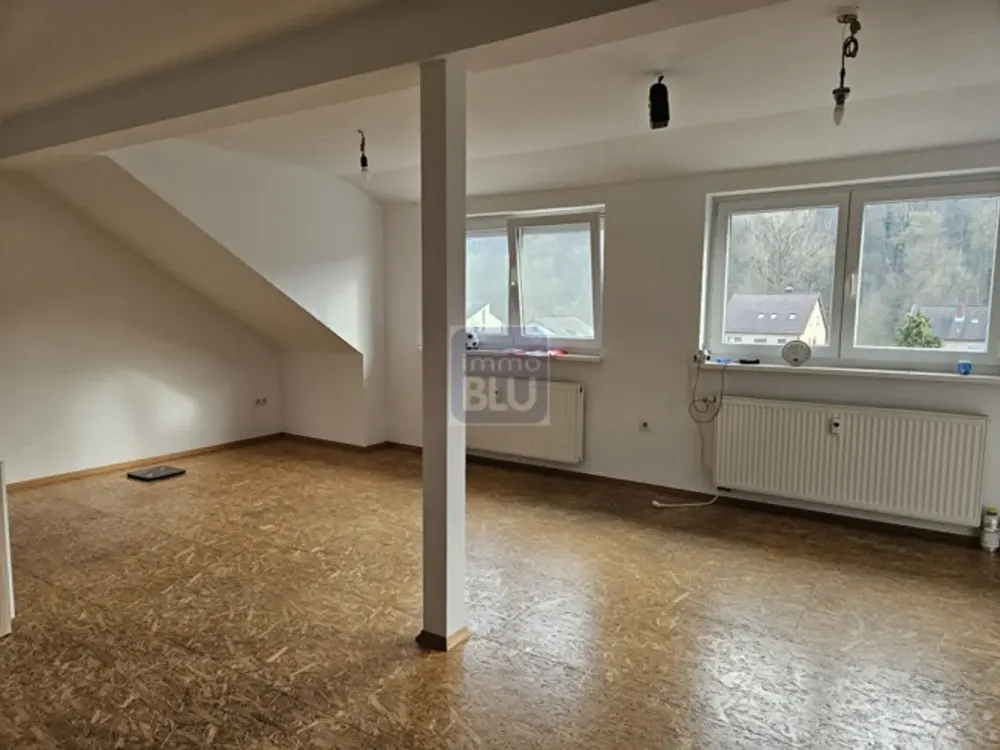 Bright, attractive 3-room attic apartment in Weingarten with basement share and parking space!