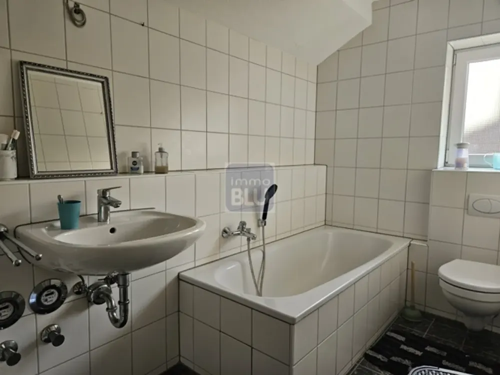 Bright, attractive 3-room attic apartment in Weingarten with basement share and parking space!