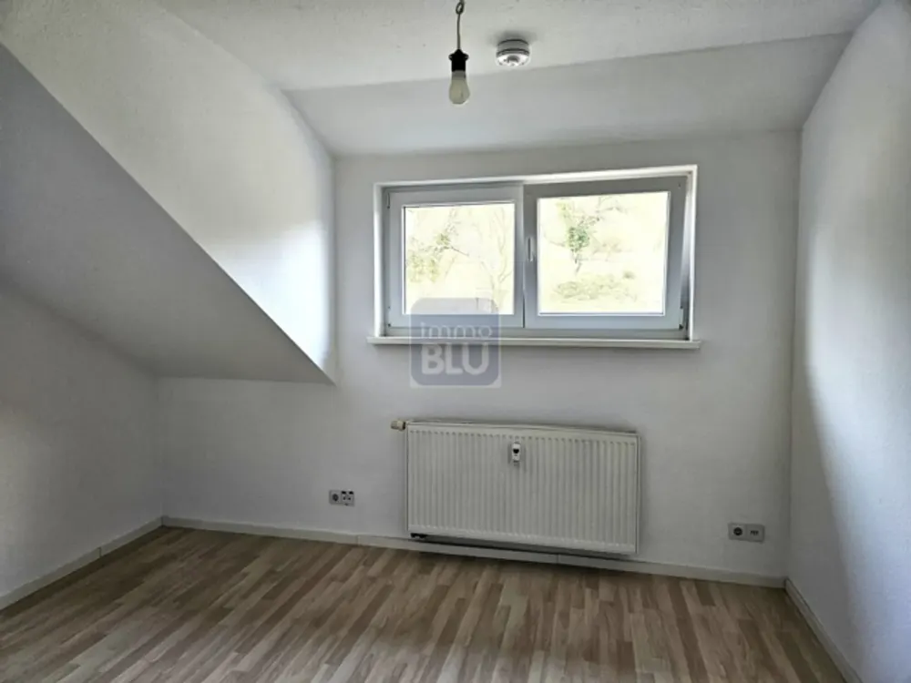 Bright, attractive 3-room attic apartment in Weingarten with basement share and parking space!