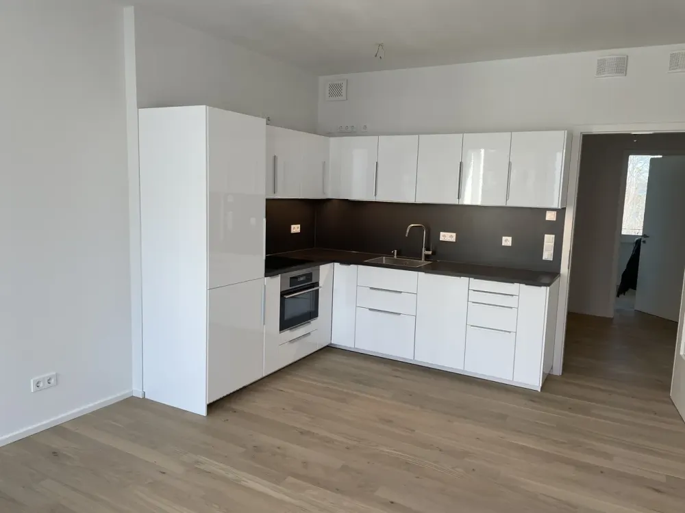 Bright 2-Room Apartment with Southwest Balcony, Fitted Kitchen & Underground Parking, 3 Minutes Walk to S-Bahn