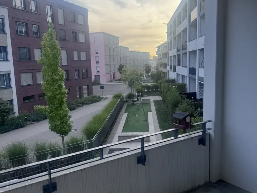 Bright 2-Room Apartment with Southwest Balcony, Fitted Kitchen & Underground Parking, 3 Minutes Walk to S-Bahn