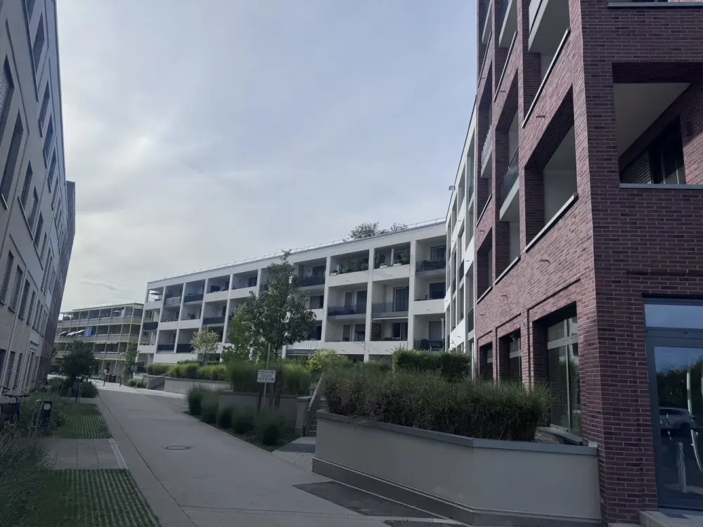 Bright 2-Room Apartment with Southwest Balcony, Fitted Kitchen & Underground Parking, 3 Minutes Walk to S-Bahn