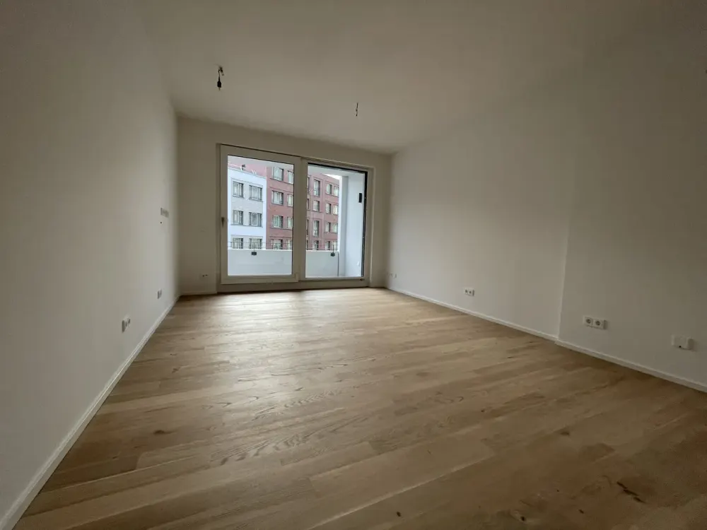 Bright 2-Room Apartment with Southwest Balcony, Fitted Kitchen & Underground Parking, 3 Minutes Walk to S-Bahn