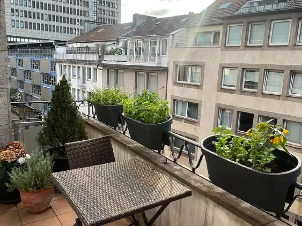 Available from 1.11. - near the Stock Exchange and State Central Bank = very central (!) quiet (!) location - 4th floor