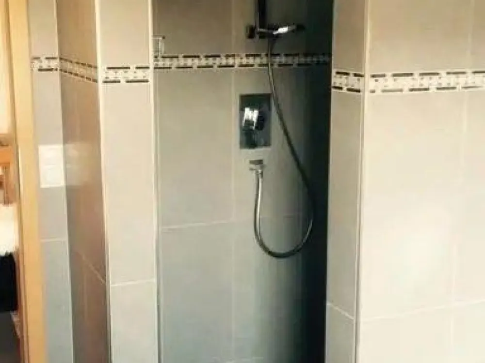 شقة عصرية مكونة من 2.5 غرفة مع مطبخ مجهز وشرفة وغرفة هوايات