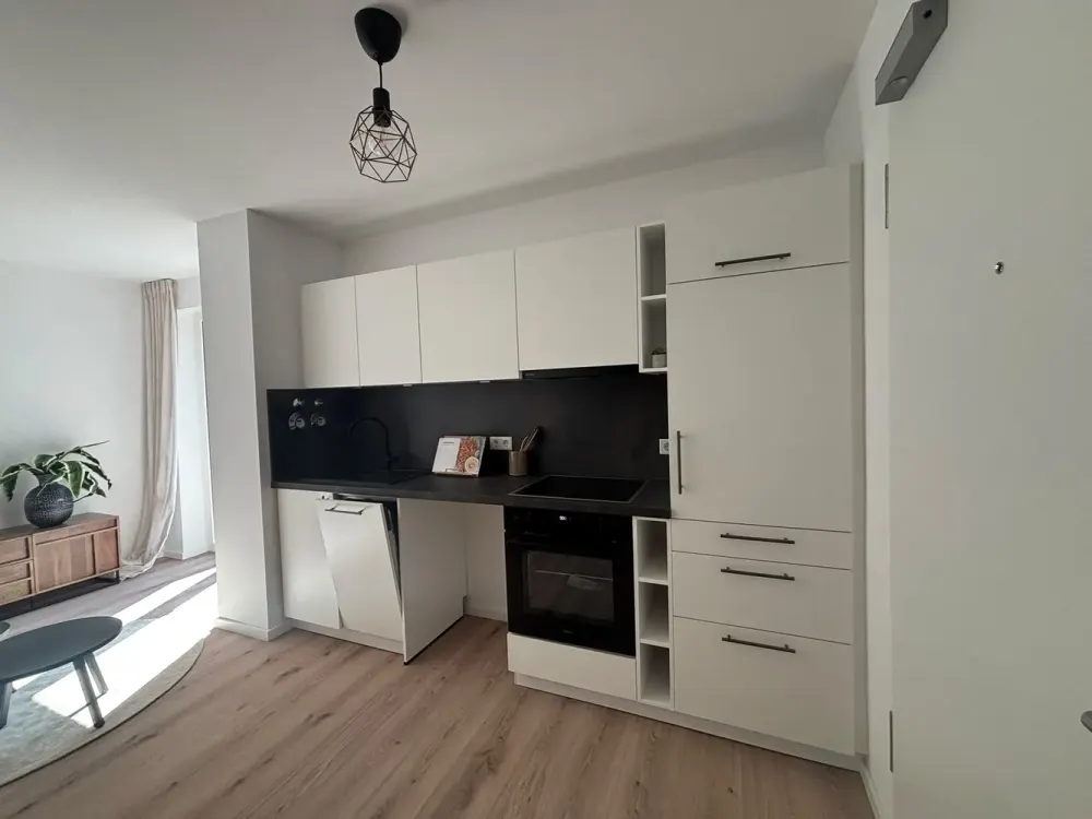 شقق جديدة حصرية في شارع Schweinauer Hauptstraße + مطبخ مجهز وموقف سيارات